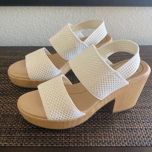 1. Dr. Scholl’s Becca Sandal - New size 9